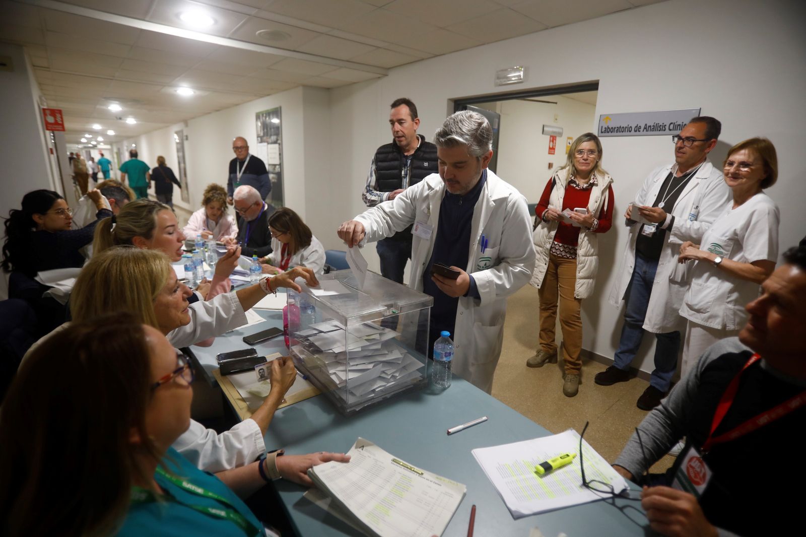 Un profesional sanitario vota en las elecciones sindicales del SAS en el Hospital Reina Sofía de Córdoba.