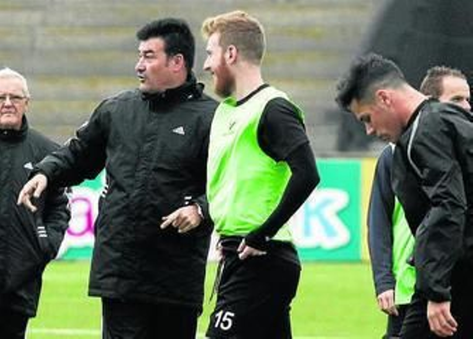 Ximo Forner (15) recibe instrucciones de Rafa Escobar.