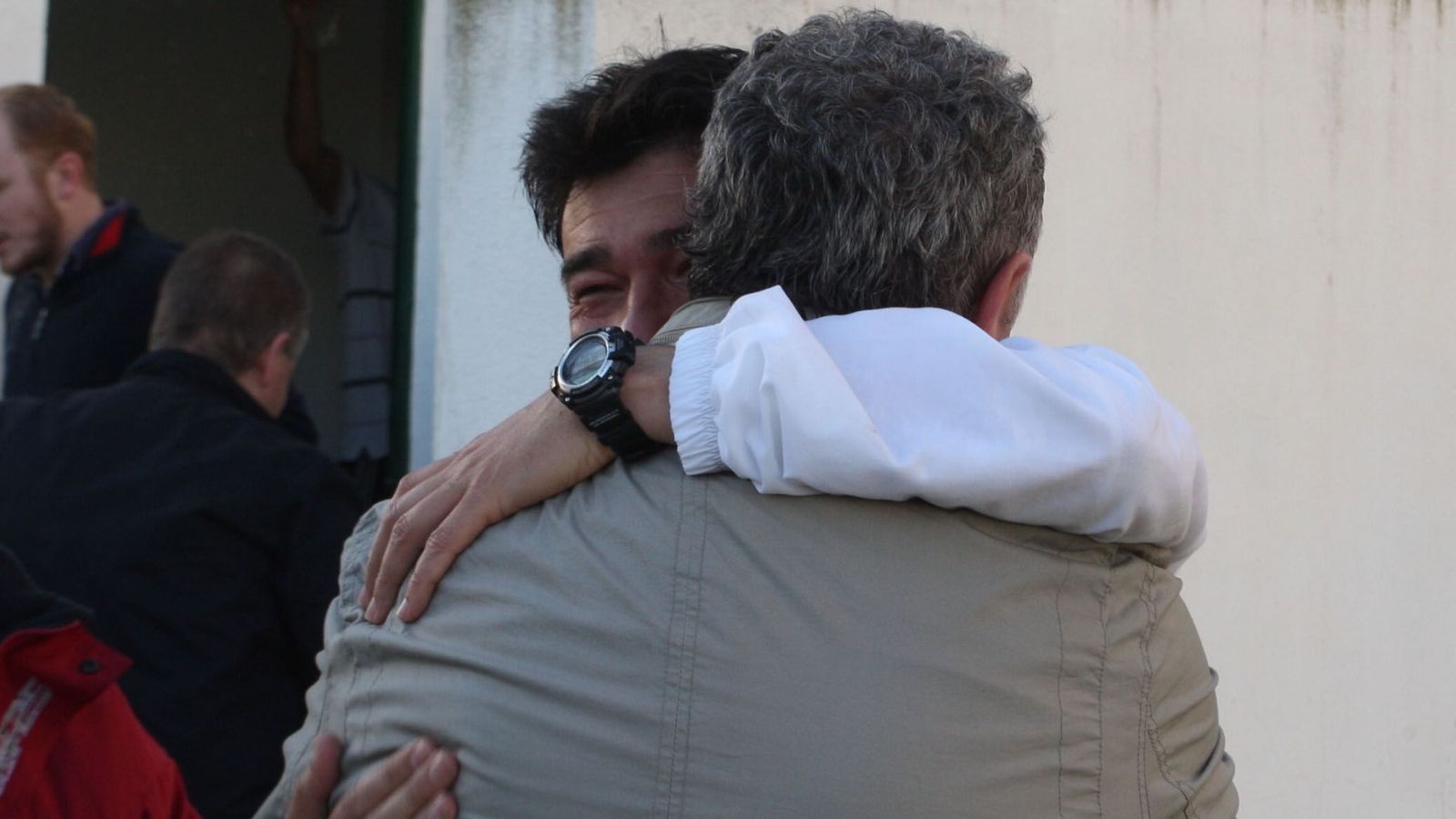 Alfredo Gallardo y Rafa Escobar, artíficies del ascenso en 2011, se funden en un abrazo