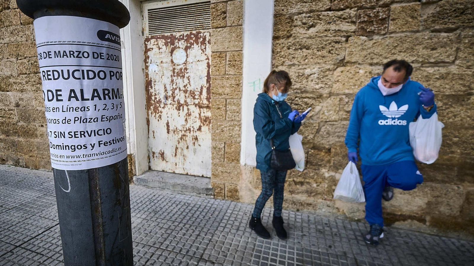 Dos personas esperan el bus en Plaza España