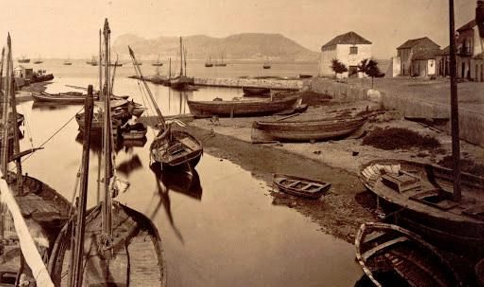 El curso bajo del río de la Miel utilizado como fondeadero por barcas de pesca y faluchos, hacia 1870.