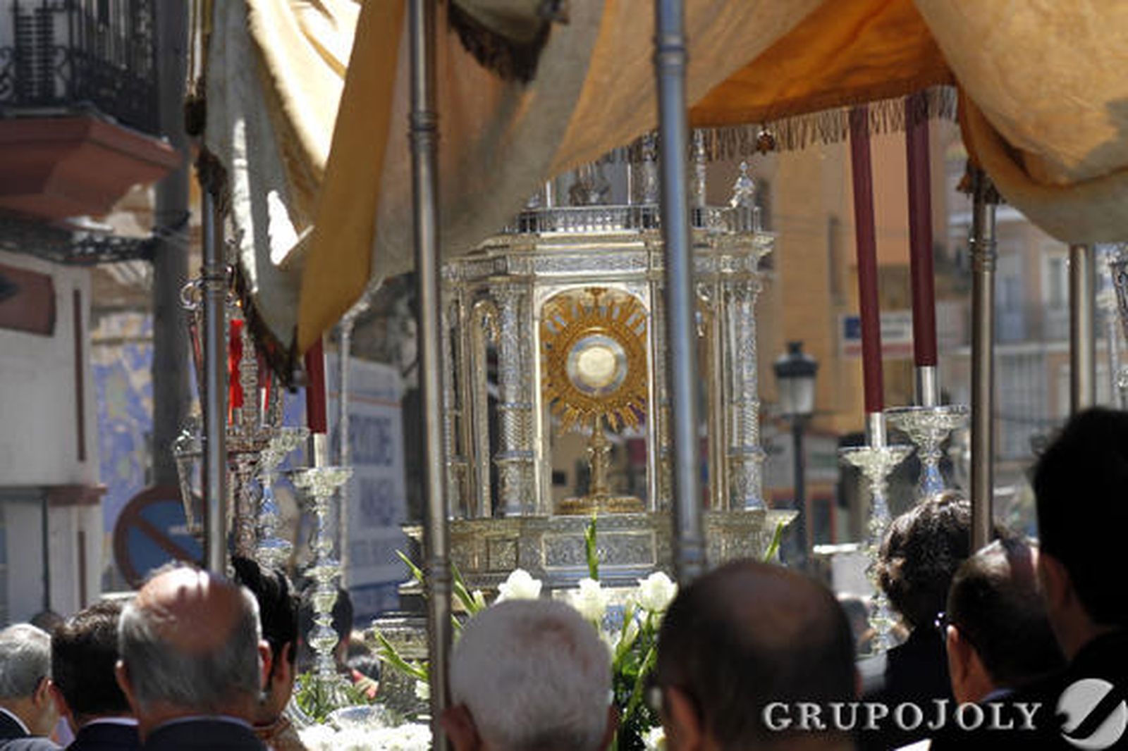 Cuatro altares reciben al Santísimo Sacramento en el recorrido por el centro de La Línea.

Foto: Fran Montes