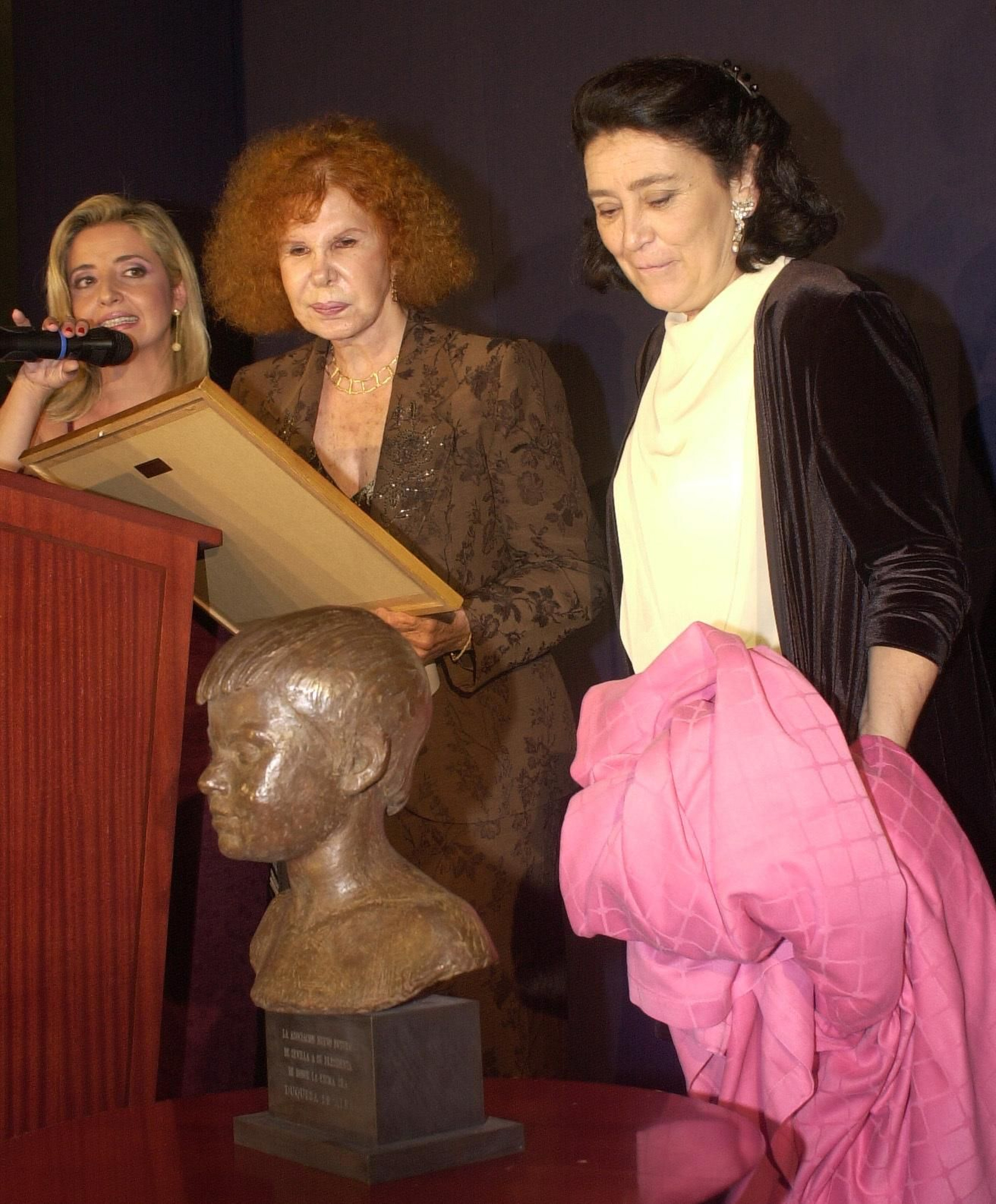 Inmaculada Casal en un acto de Nuevo Futuro en 2001 con la duquesa de Alba y Mari Pepa de la Serna