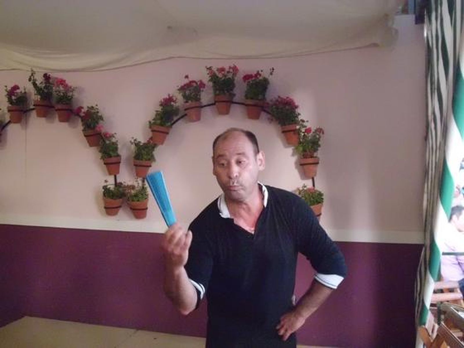 Manolo El Polvorón, deleitando al público presente con una de sus actuaciones estelares.