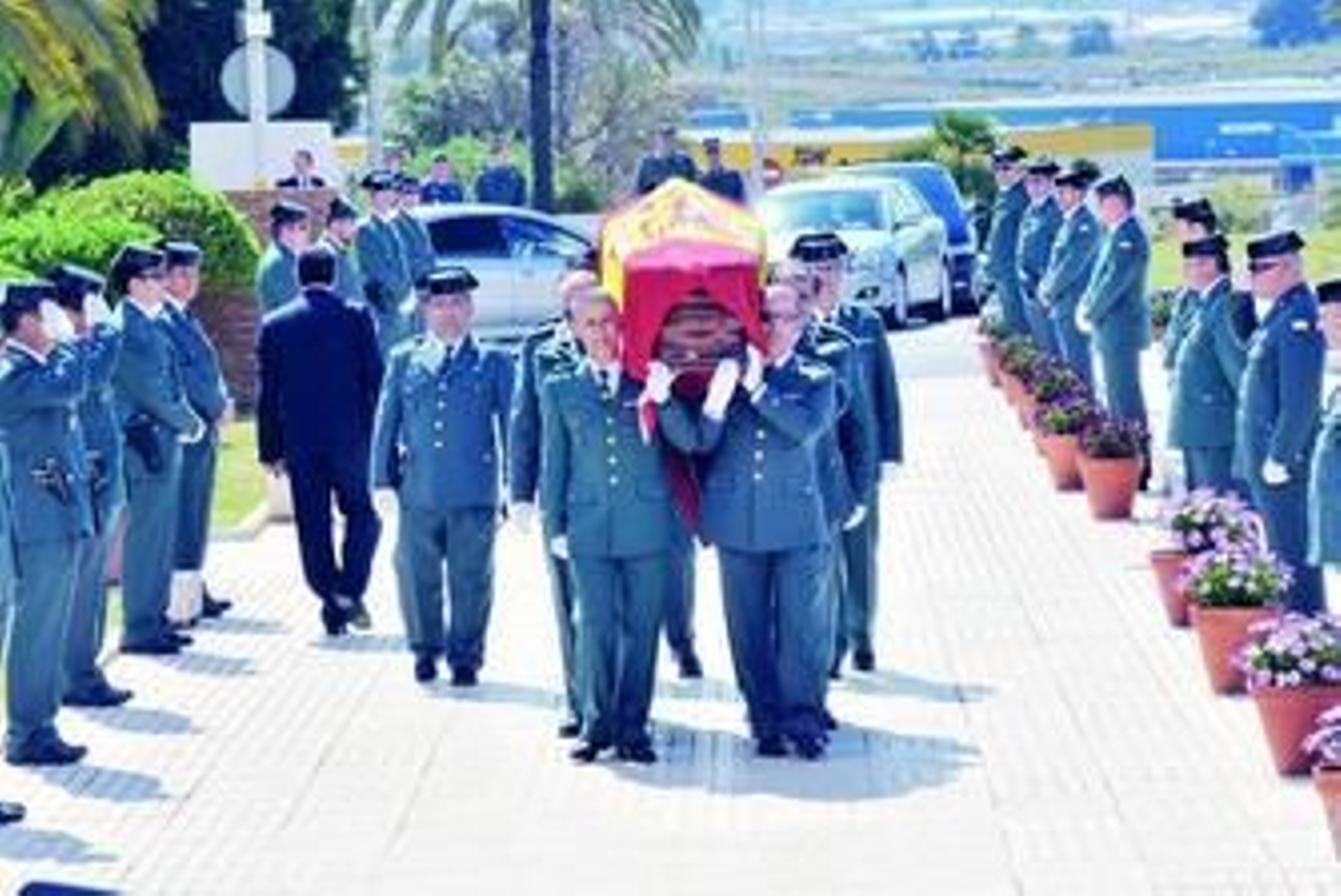 Agentes de la Guardia Civil portan el féretro, ayer, en Parcemasa.