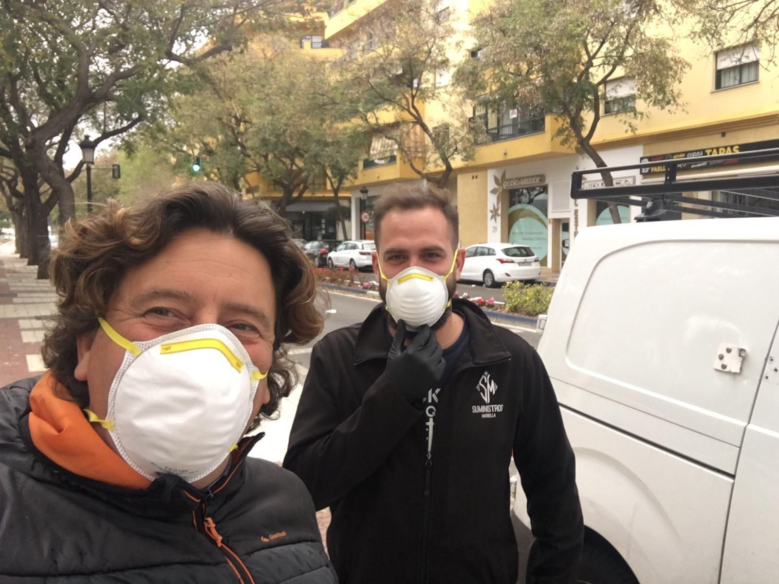 Pablo Martín (izq.) y Andrés Barrera en un reparto de mascarillas en San Pedro.