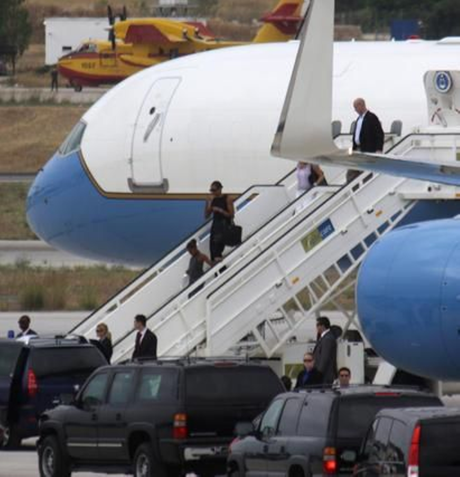 Michelle Obama y su hija Sasha descendiendo del avión privado de las Fuerzas Aéreas de Estados Unidos que les ha traído hasta la Costa del Sol./Migue Fernández