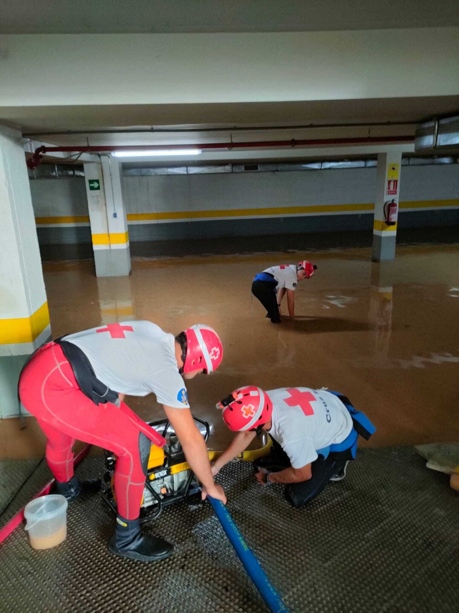 Desde Cruz Roja ayudan en labores de limpieza y retirada de agua de sótanos y viviendas