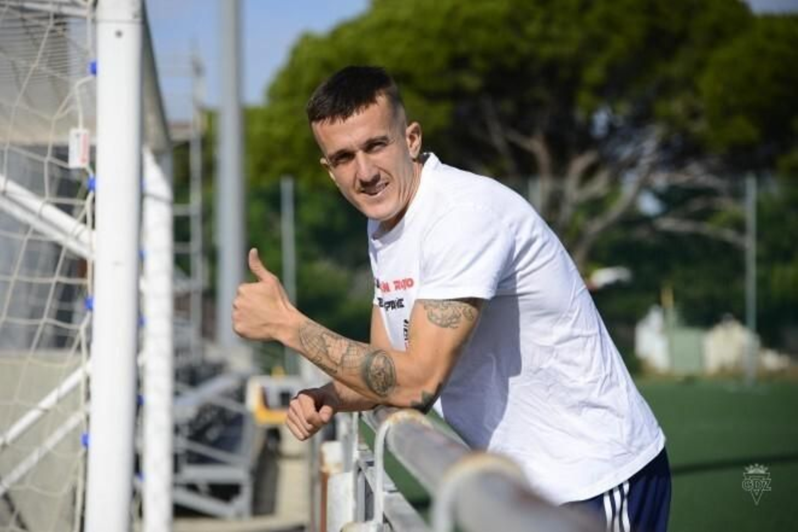 Salvi levanta el dedo pulgar de su mano izquierda.