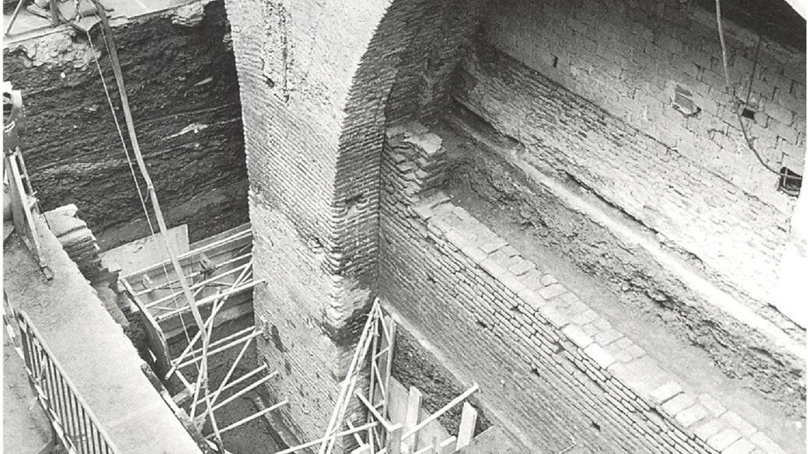 Detalle de la excavación de un pilar en la nave 7 que permite observar la cota original del edificio.