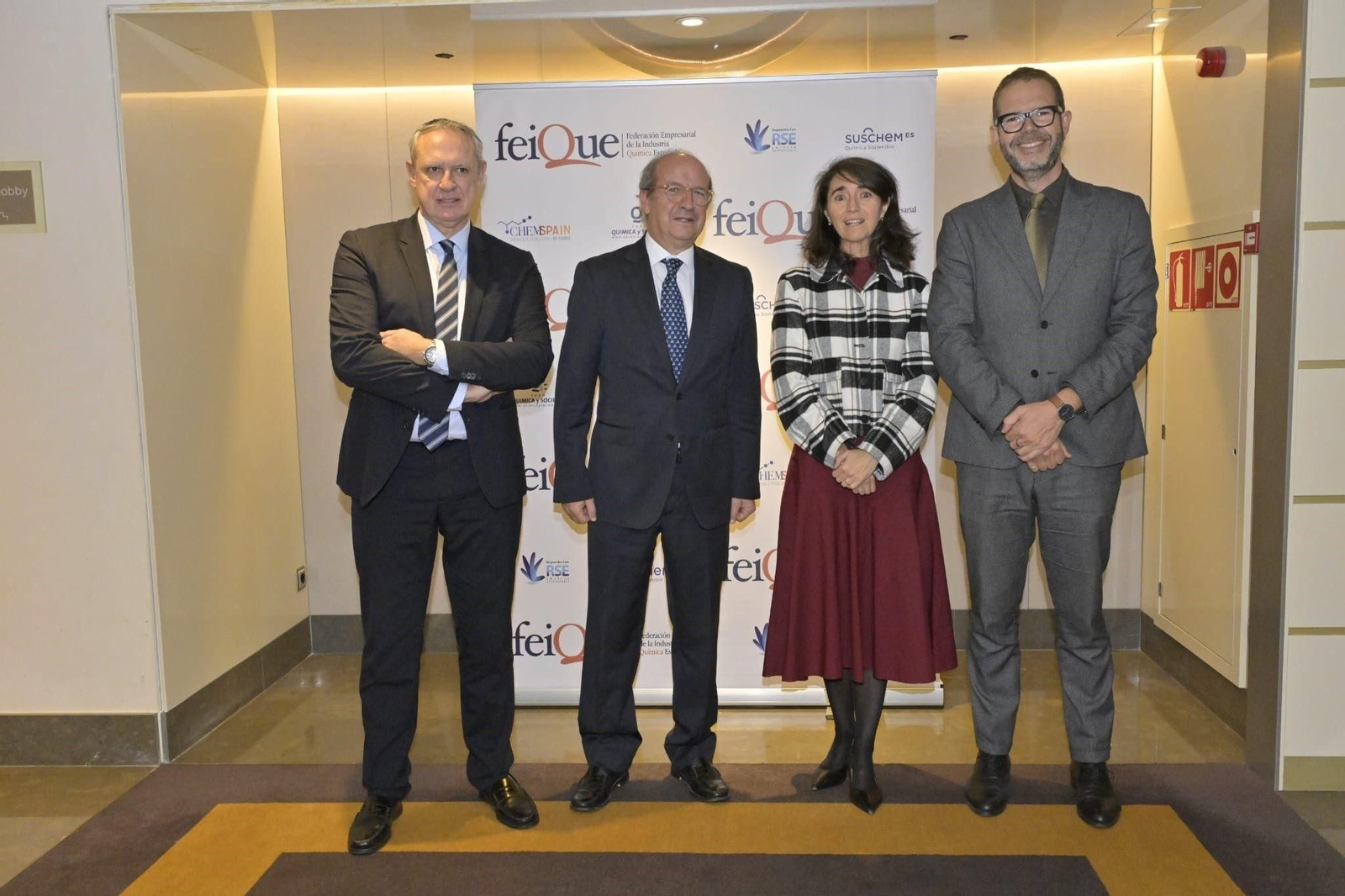 El secretario de Estado de Industria, Jordi García Brustenga (derecha), junto a la presidenta de Feique, Teresa Rasero