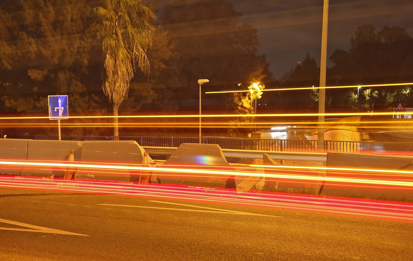 El camión accidentado en el acceso norte de Algeciras, en imágenes