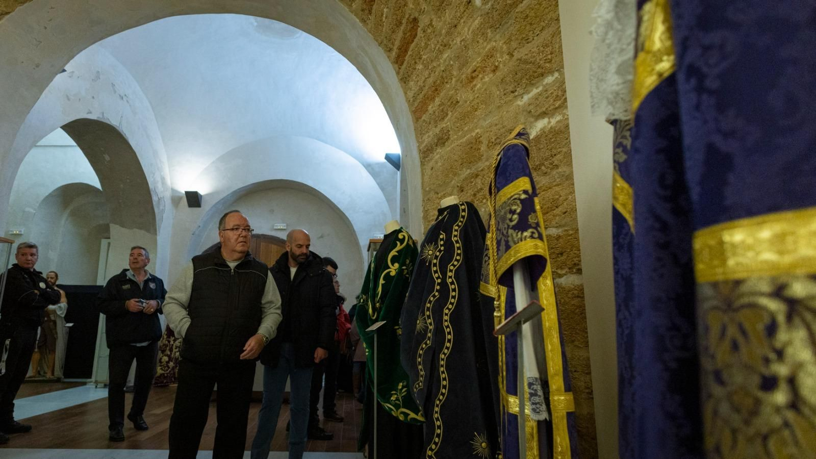 Inaugurada la muestra 'Dei Craft': San Fernando muestra su patrimonio cofrade