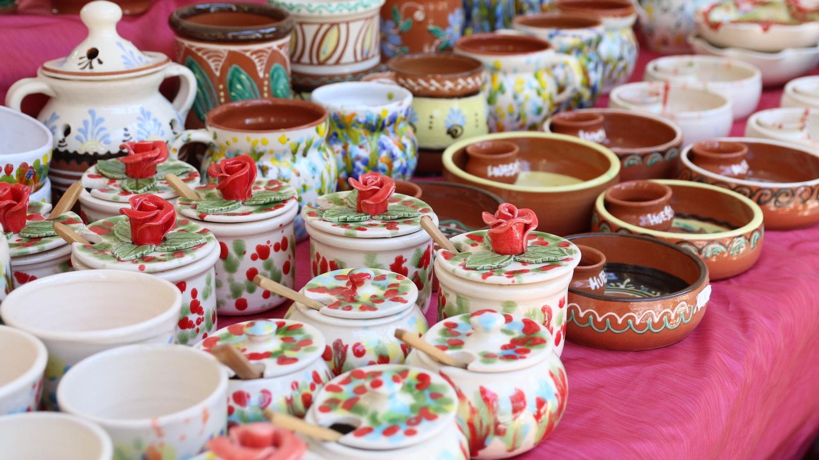 Son 21 alfareros y ceramistas los que exponen sus piezas en la Rambla.