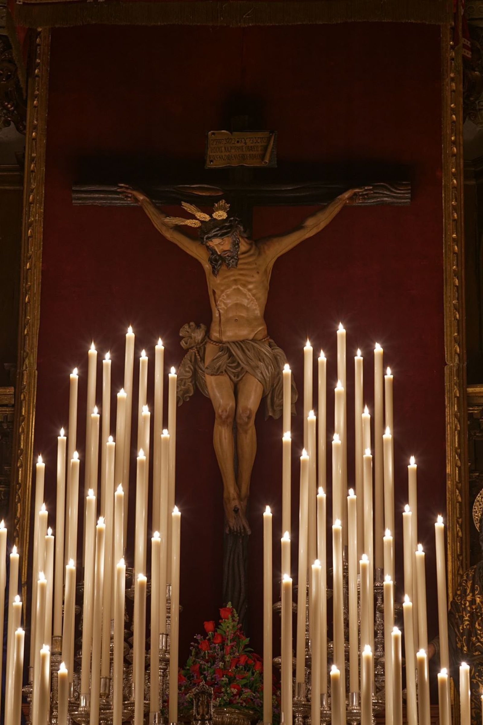 El Cristo de la Buena Muerte preside el altar de Quinario