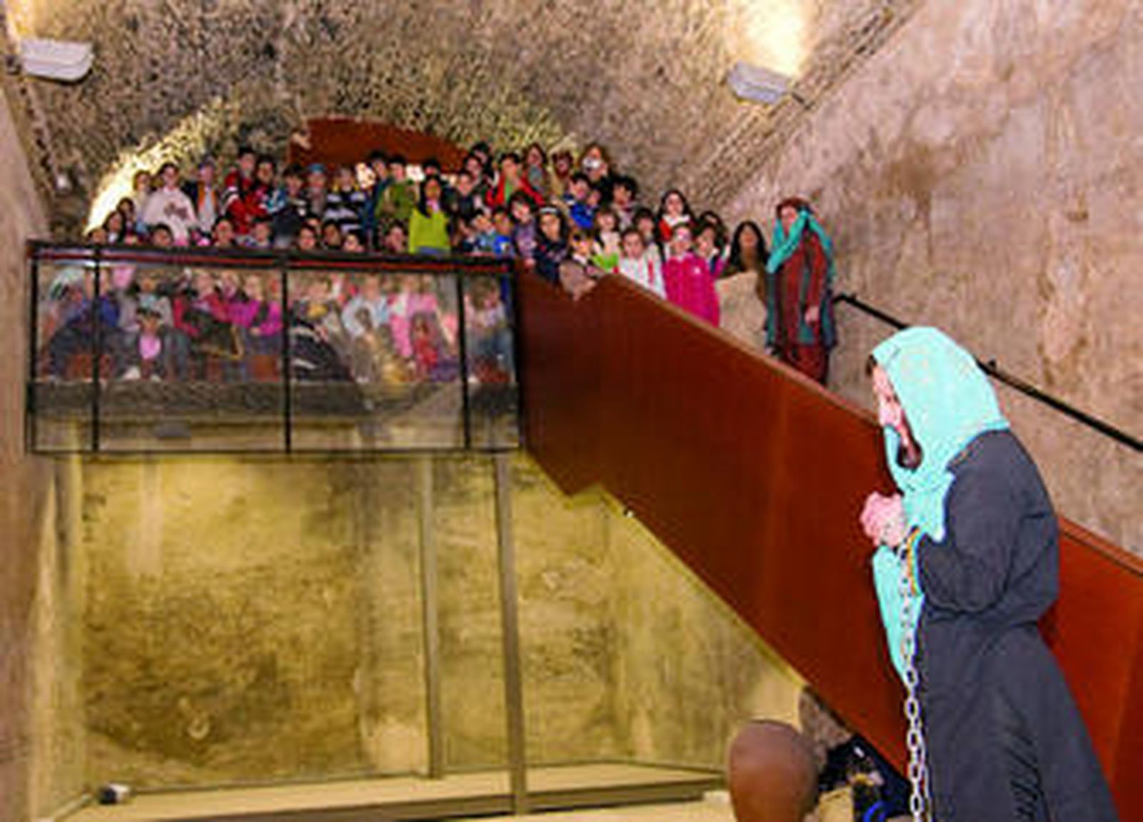 El aljibe árabe de Fiñana acogió una representación teatral.