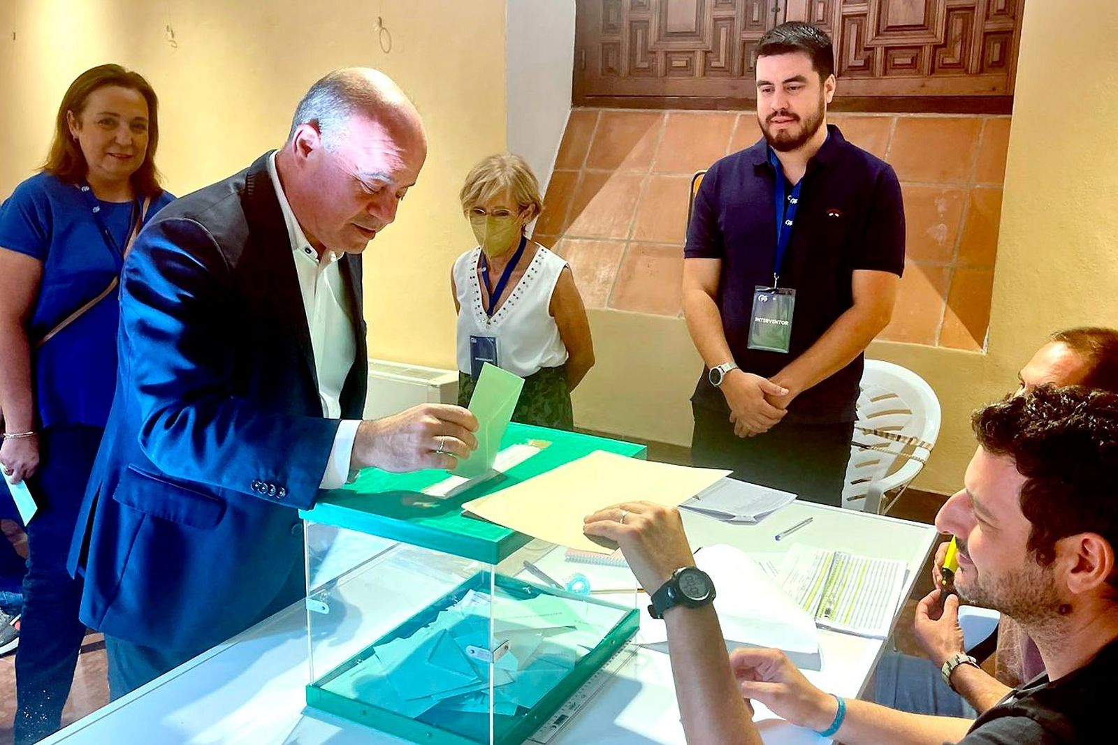 El alcalde de Antequera, Manuel Barón, votando ayer.