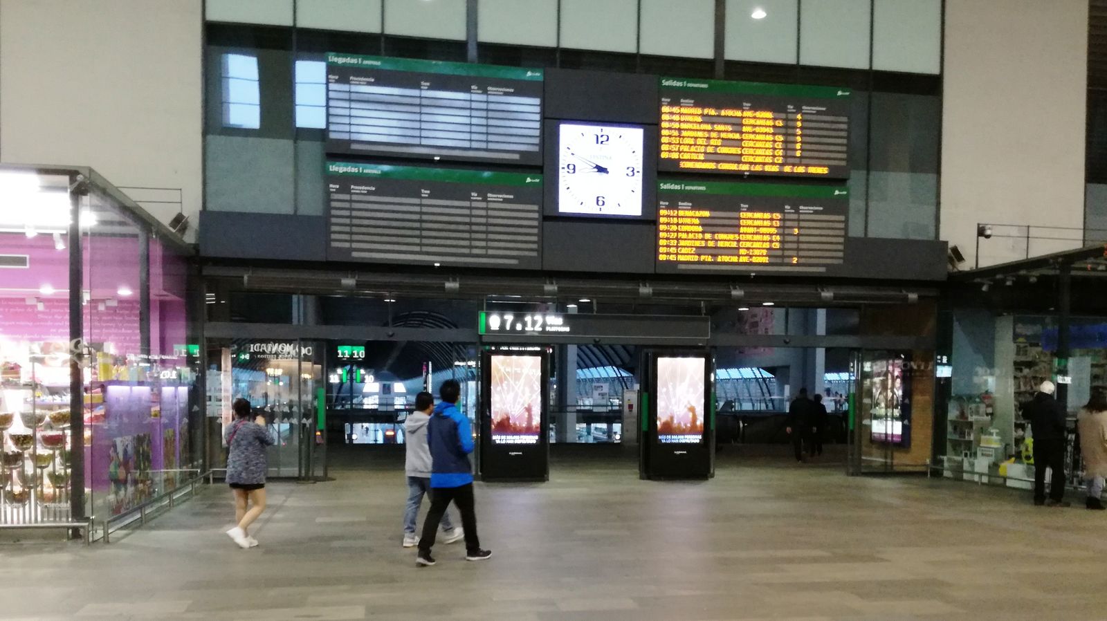 Paneles informativos apagados.