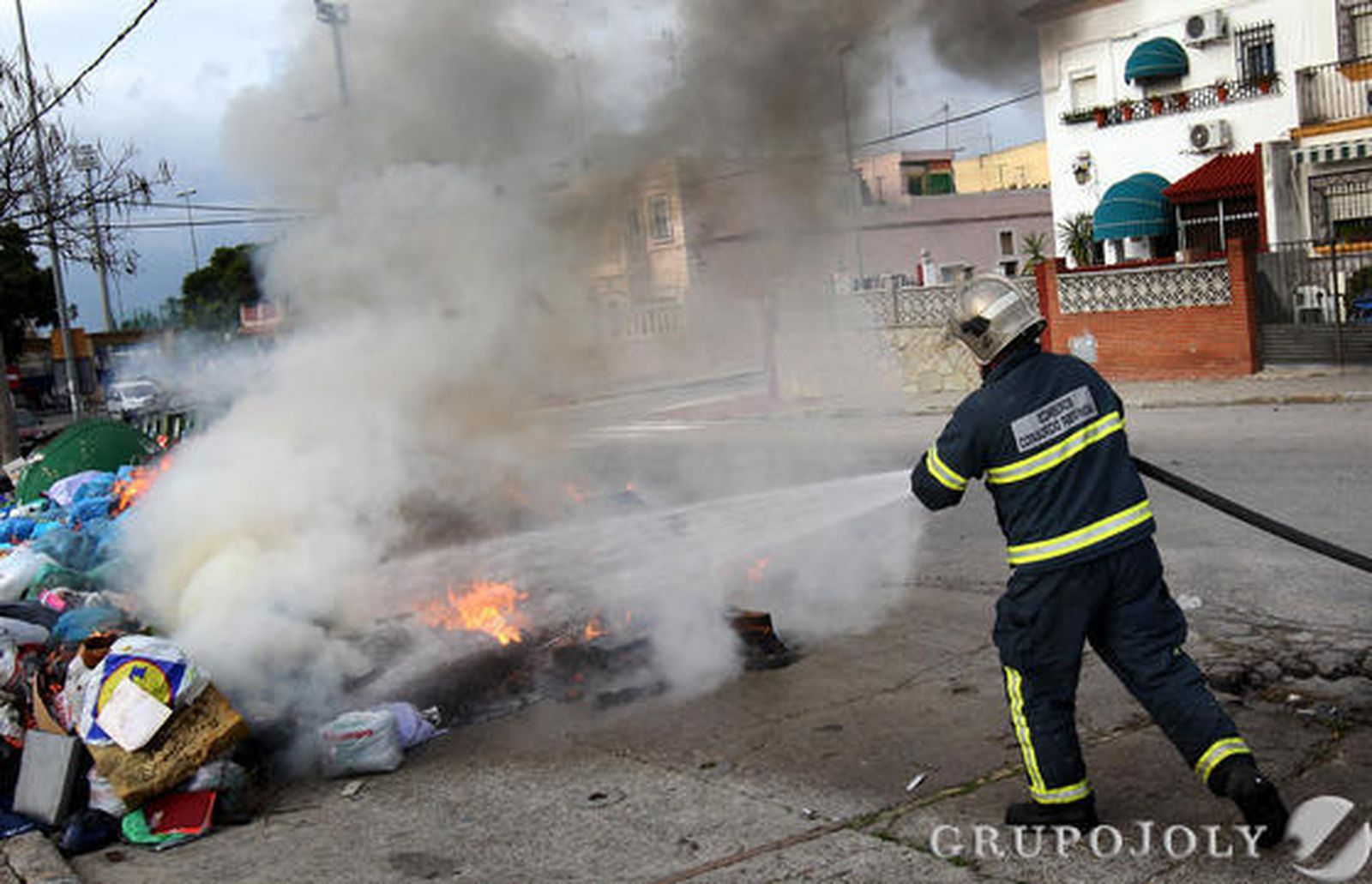 Un bombero sofoca uno de los últimos incendios.

Foto: Miguel Angel Gonzalez