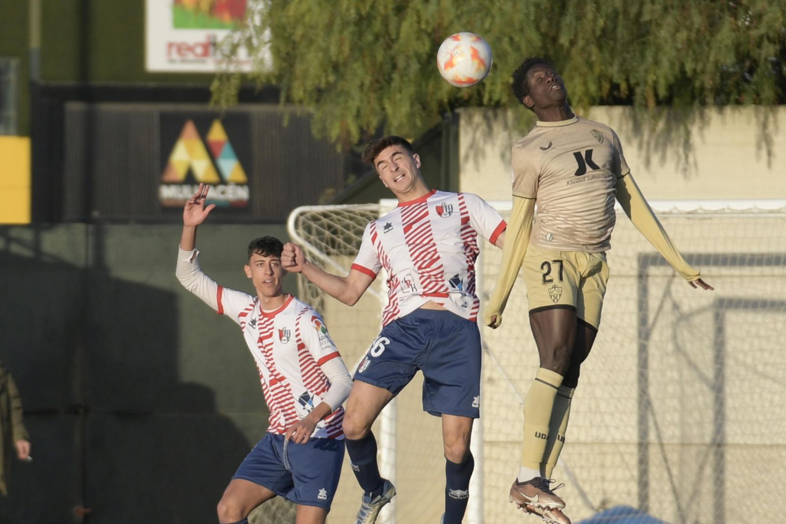 Imagen del encuentro entre el Arenas y el Almería.