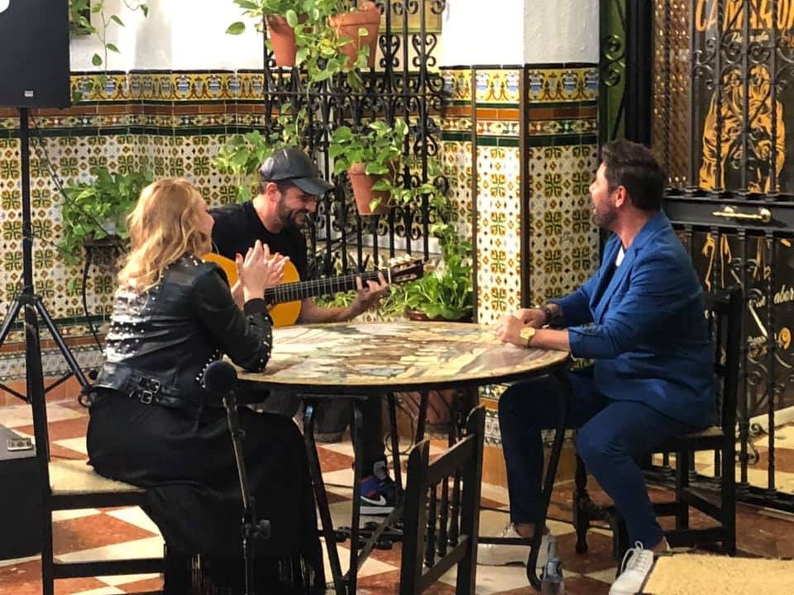 Un momento de la grabación del programa con Poveda, Niña Pastori y Diego del Morao.