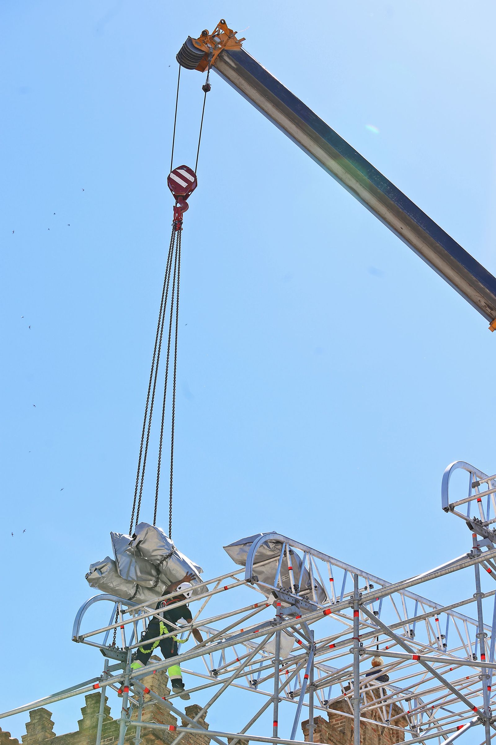 Imágenes del montaje del techo de la antigua estación de trenes de Huelva