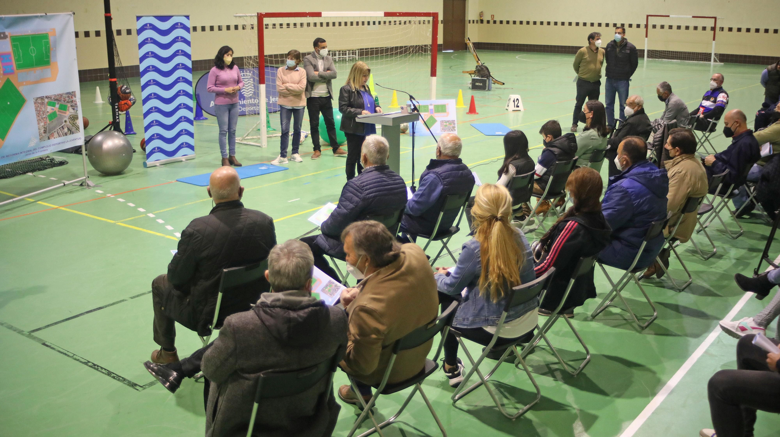 Mamen Sánchez ha presentado en el Veguita el proyecto de reforma del Complejo La Juventud.