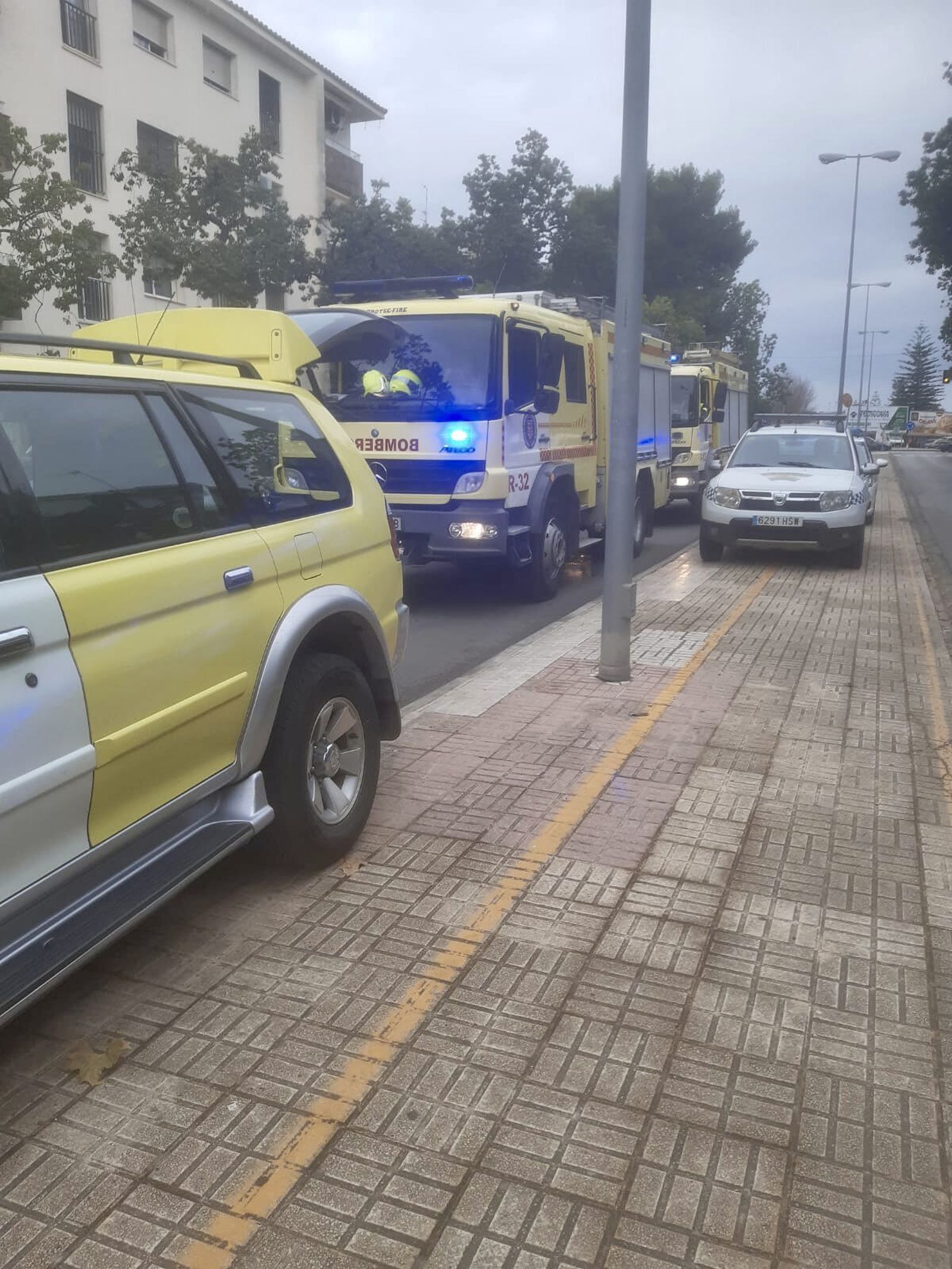 Atrapada una persona tras volcar su coche en la calle Federico García Lorca de Jerez