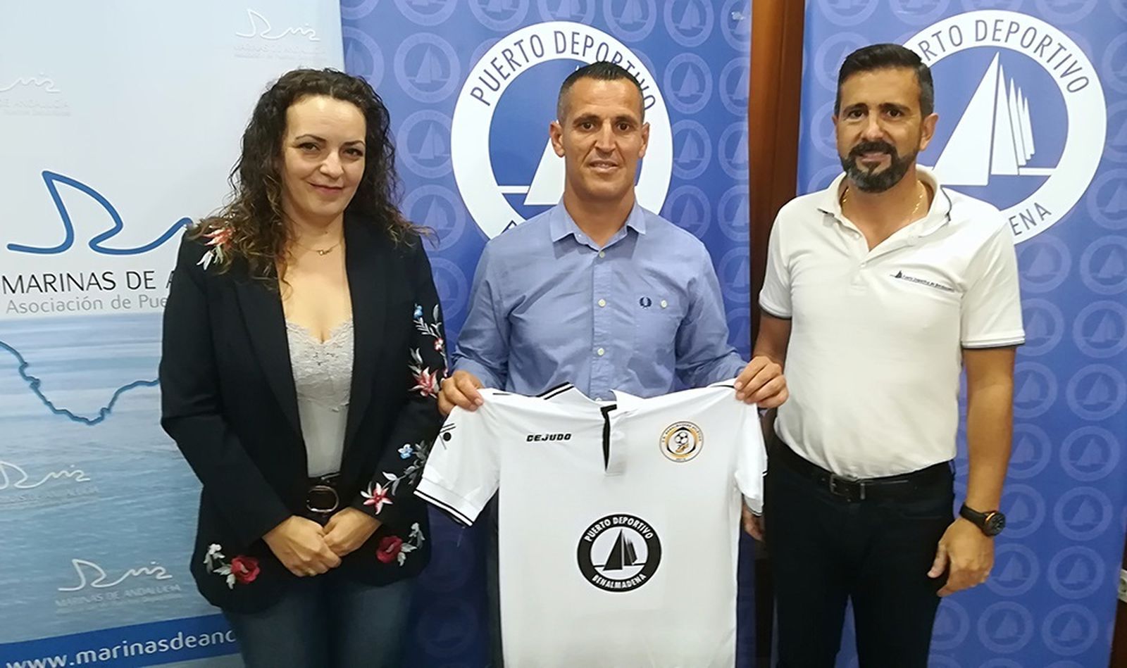 La firma del convenio entre el Ayuntamiento y el Club Deportivo Benalmádena Atlético.