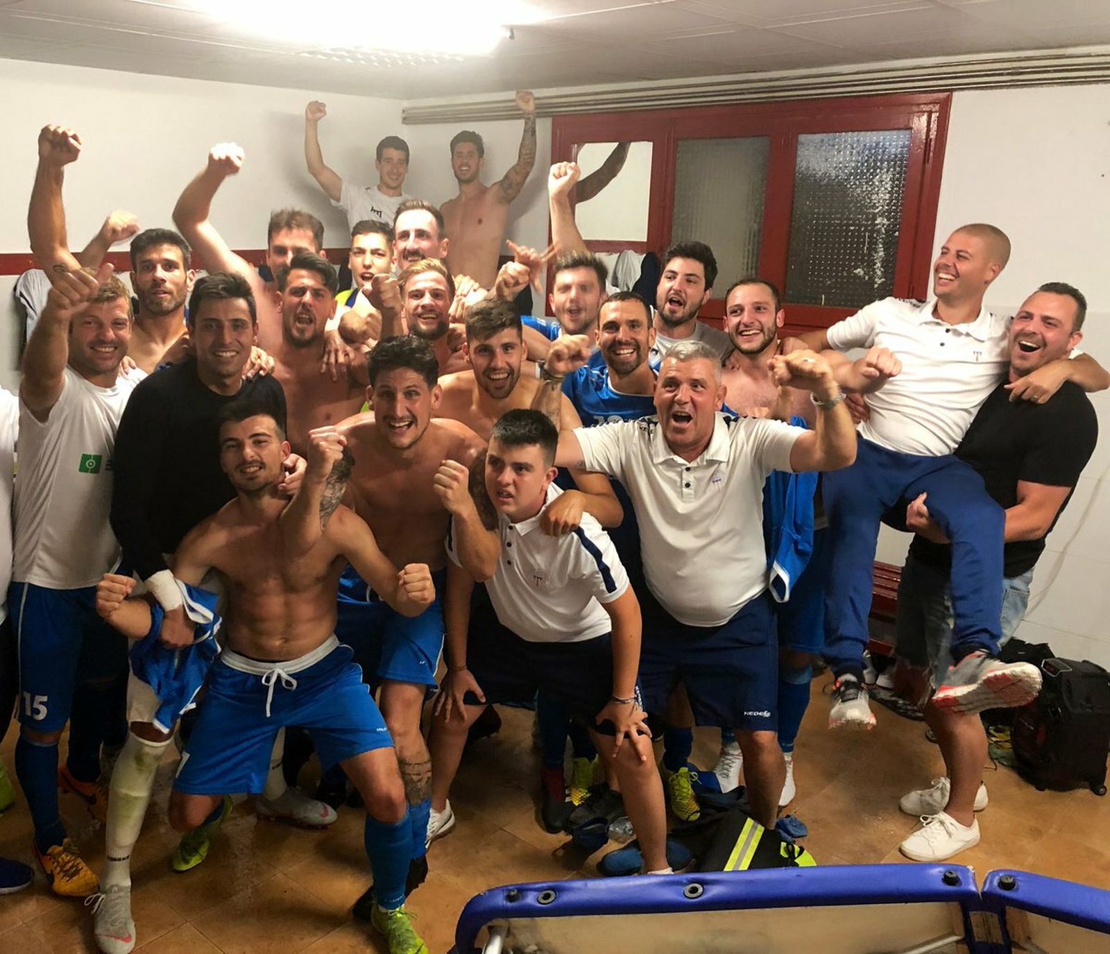 Los jugadores de El Palo celebran su pase de ronda.