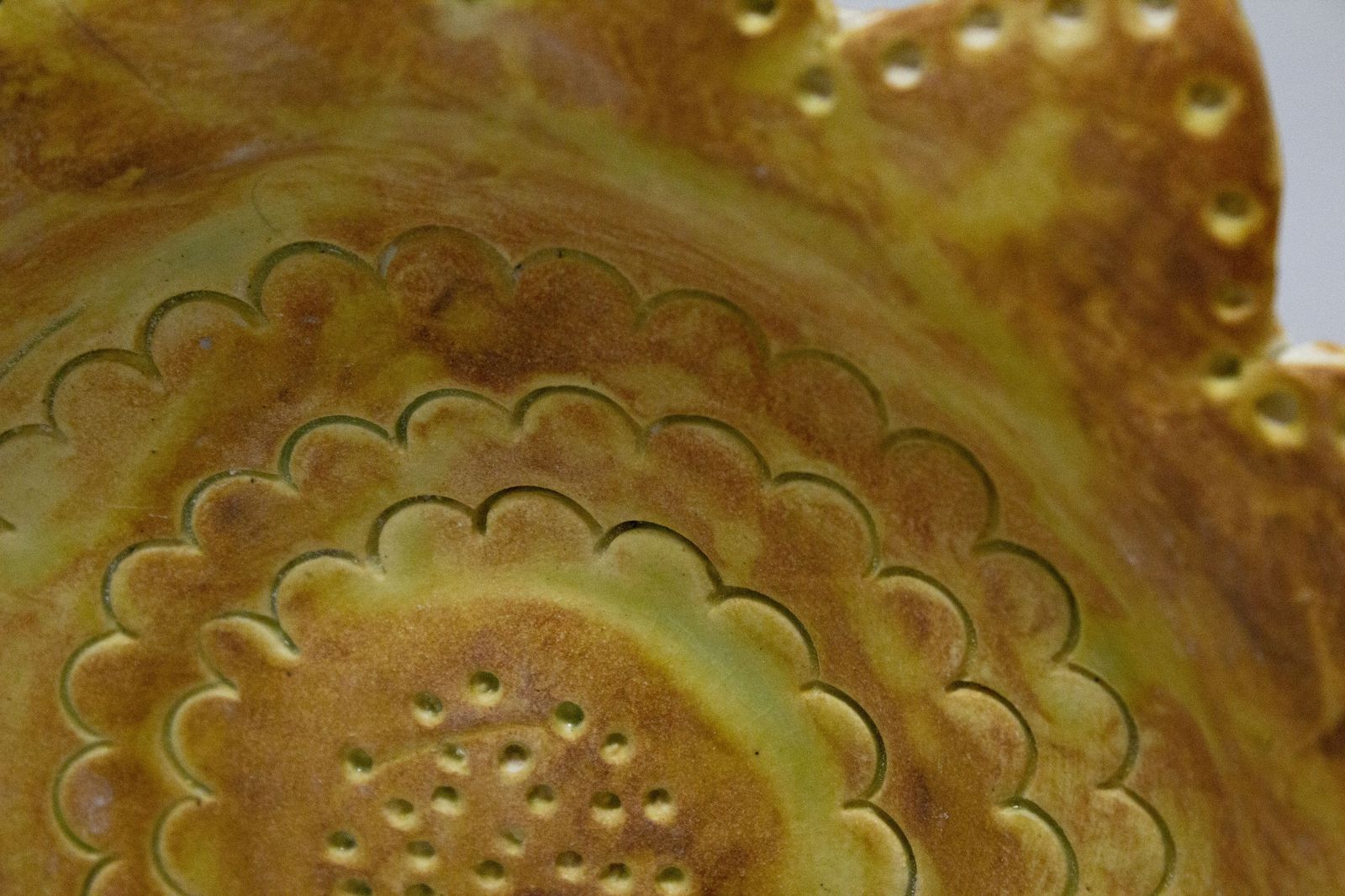 Fotos de la exposición "A través de las manos" del taller de cerámica del Centro La Marchenilla