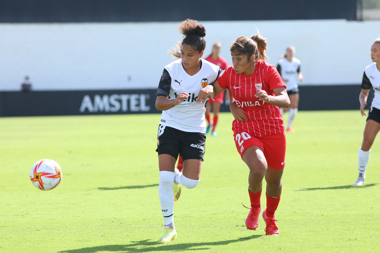 La sevillista Toro pugna con fuerza con Altuve por un balón.