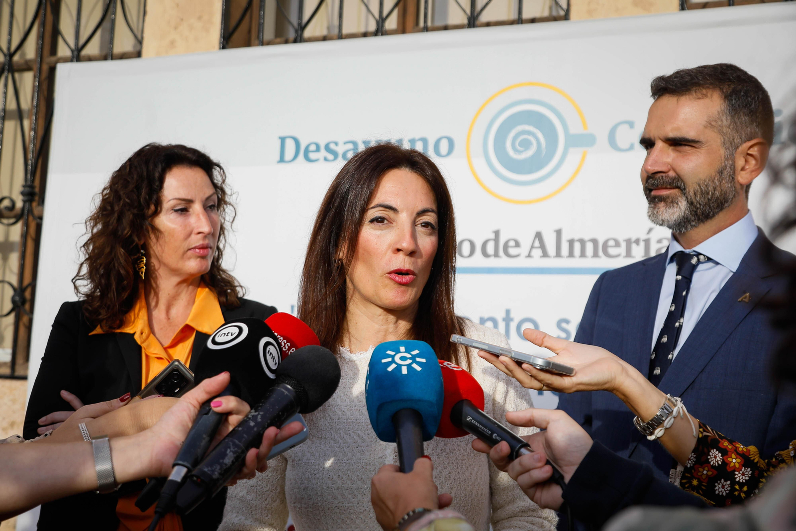 Imágenes del desayuno informativo