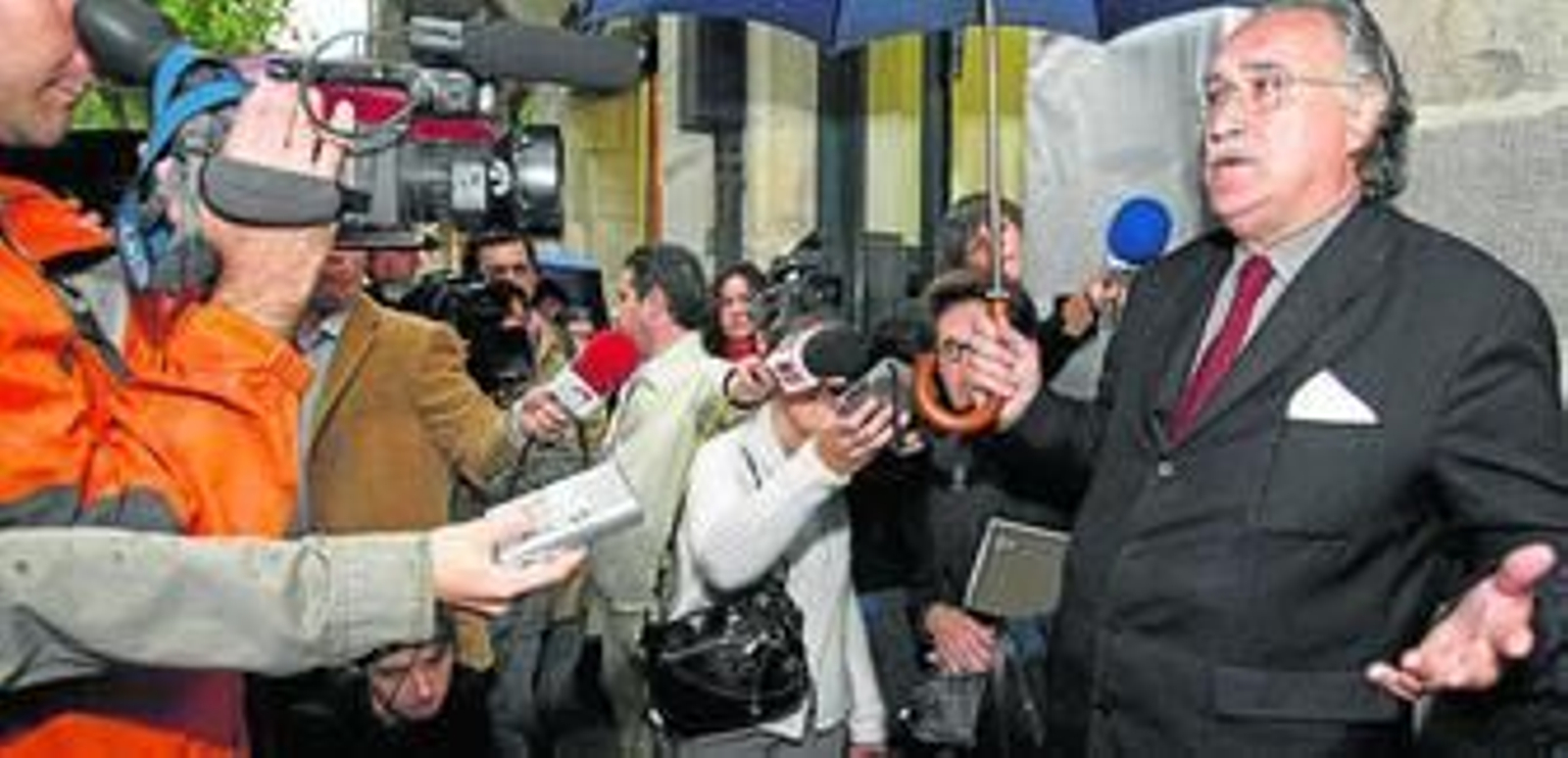 El alcalde de Bilbao, Iñaki Azkuna, atiende a los medios durante un acto en la capital vizcaína.