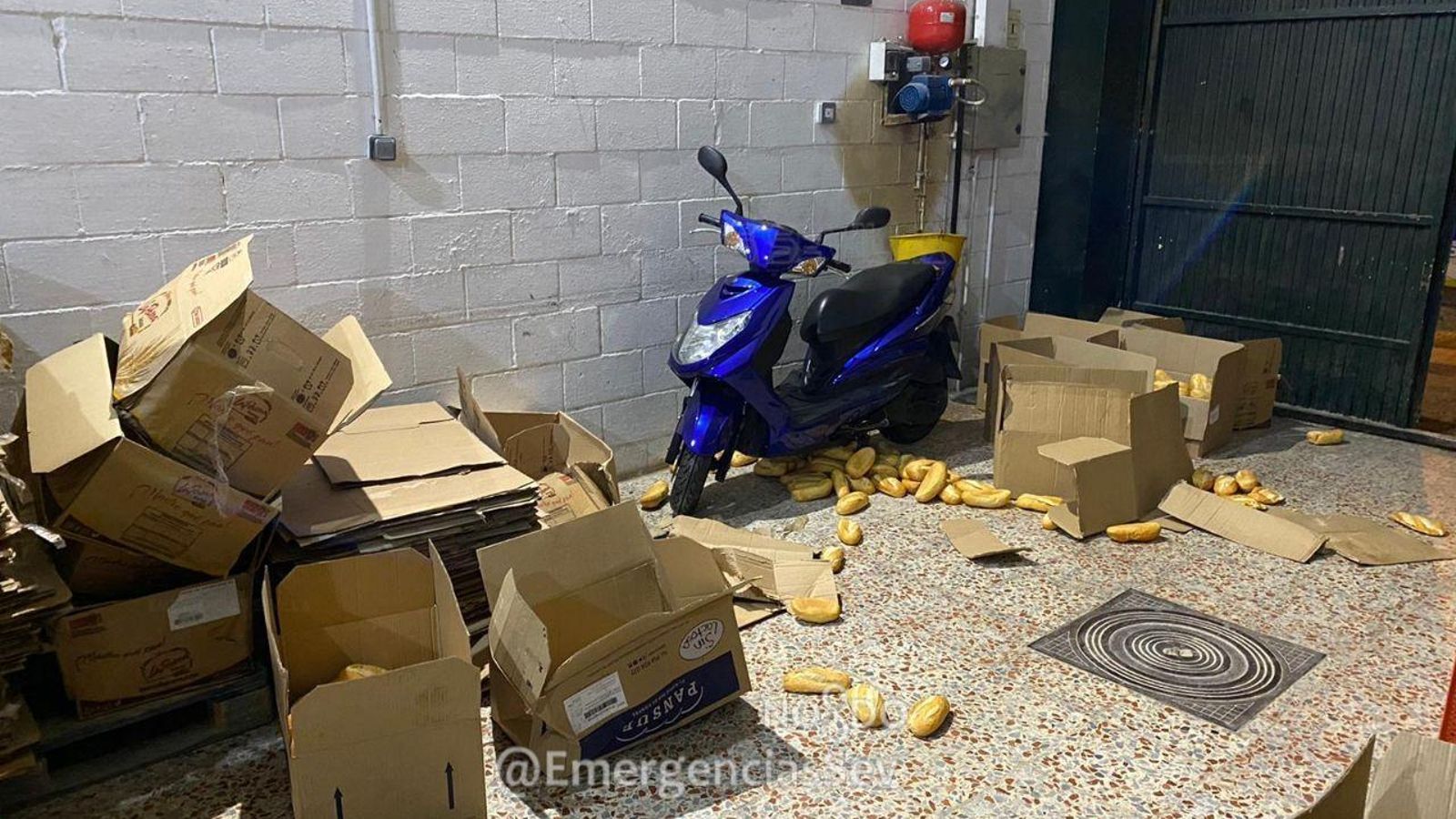 El interior de la nave, con los panes por los suelos.