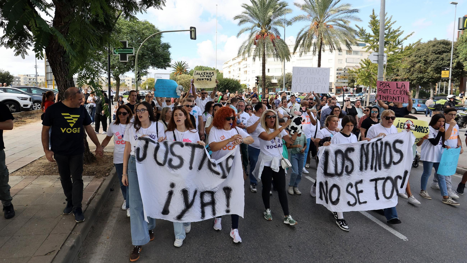 Manifestación en La Granja por la agresión de una profesora a niños en una guardería