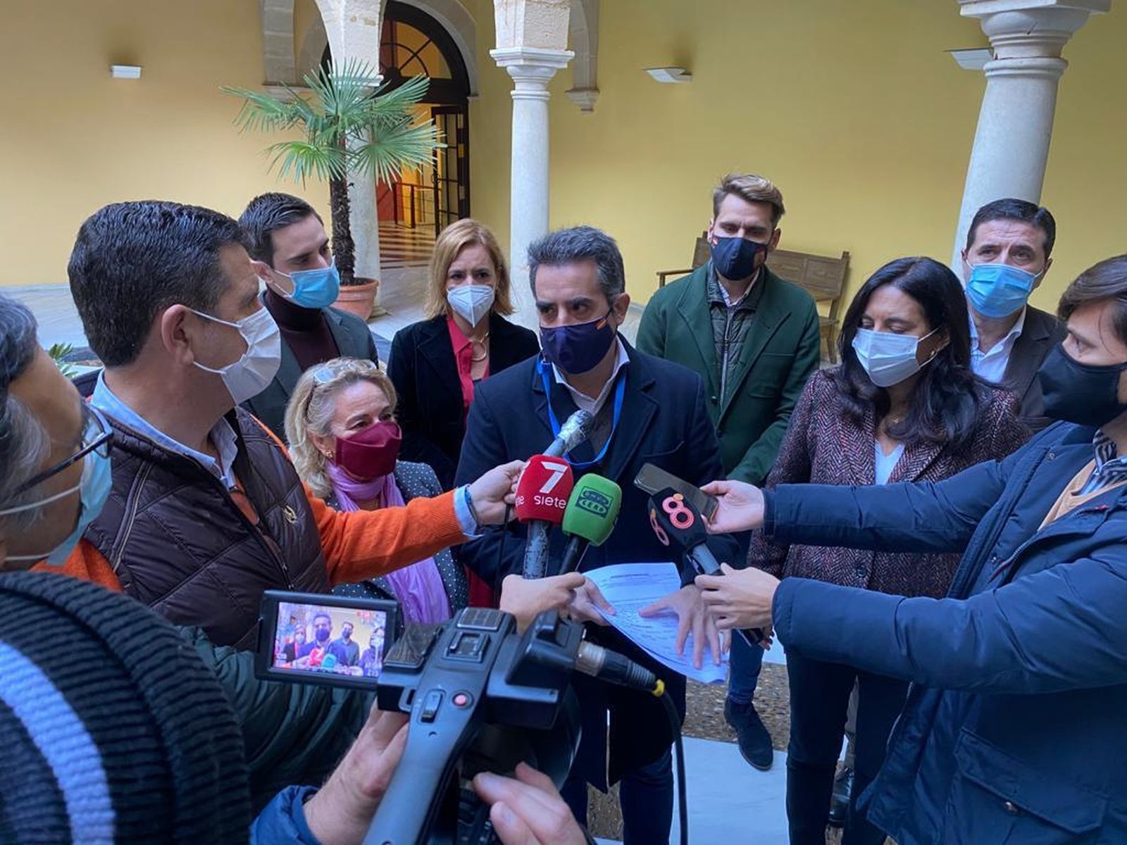 Saldaña, acompañado por los concejales del PP, este jueves en el Ayuntamiento.