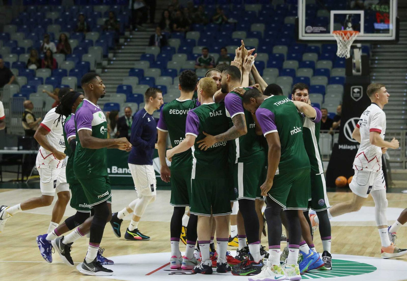 Piña del Unicaja antes del encuentro con el Dijon.