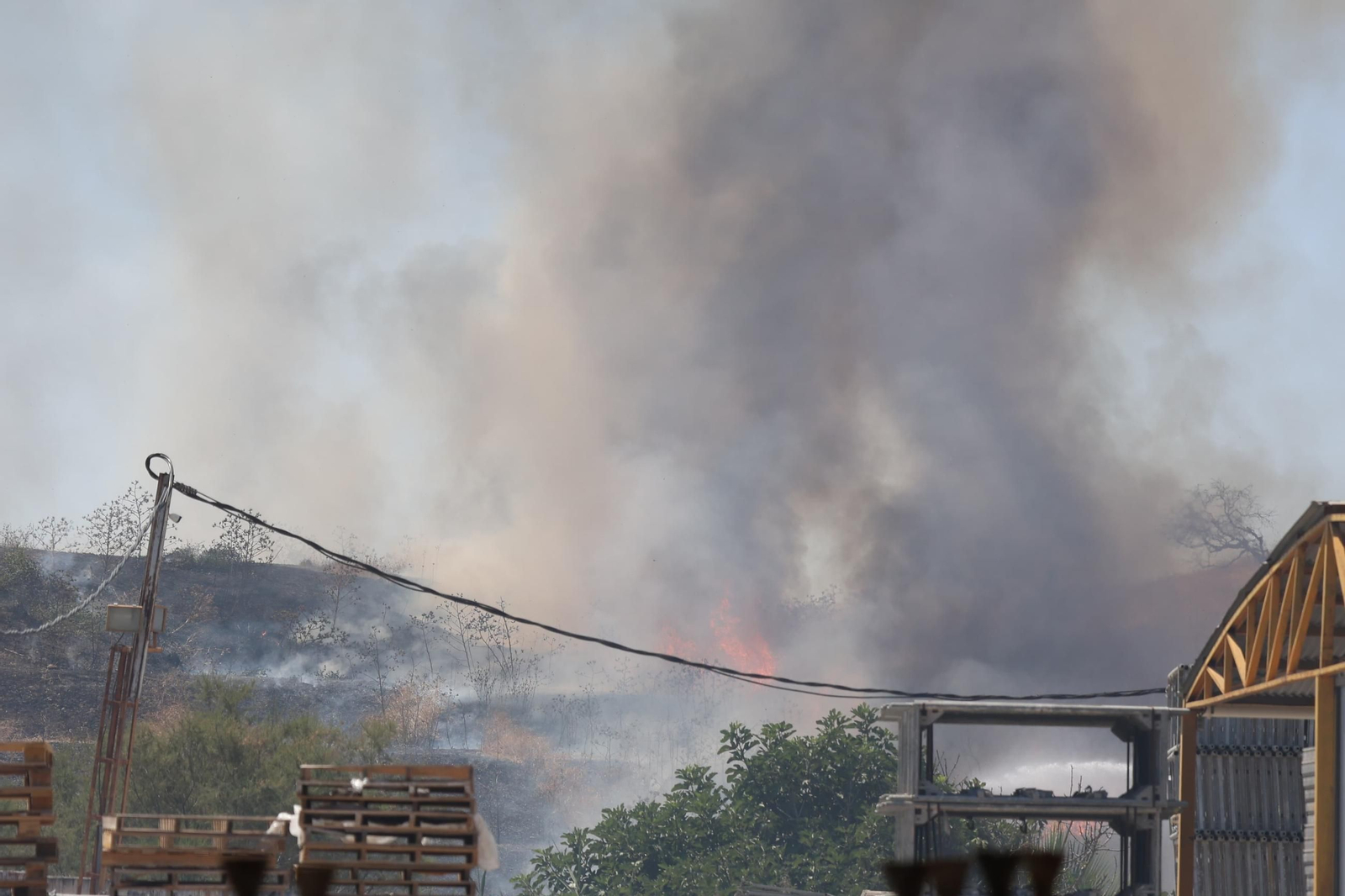 El incendio en la entrada del PTA, en imágenes