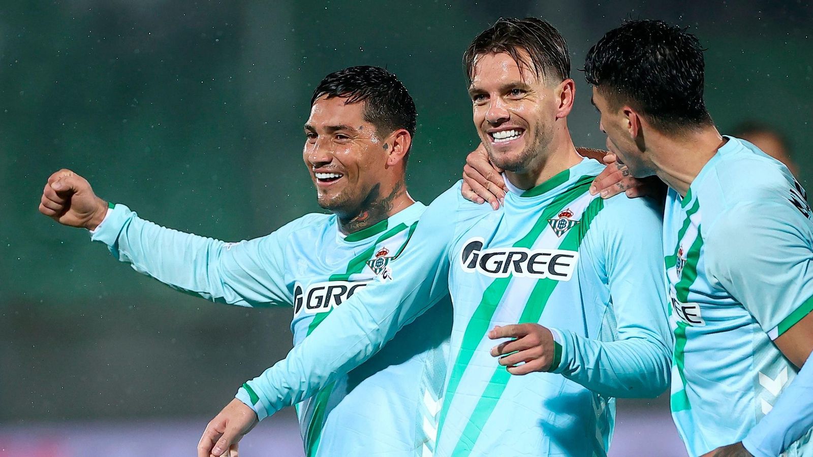 Lo Celso celebra con Chimy Ávila y Marc Roca su gol.