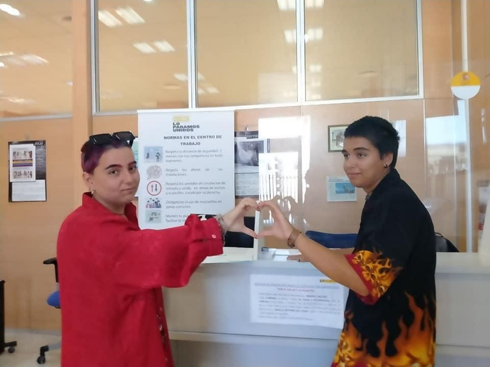 Las jóvenes pegadas al mostrador de Subdelegación de Gobierno en Cádiz.