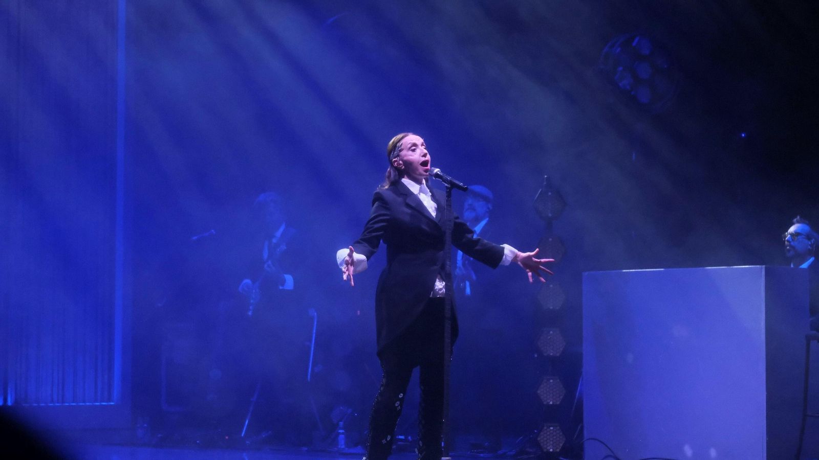 Luz Casal, presentando 'Las ventanas de mi alma' en el Gran Teatro de Córdoba.