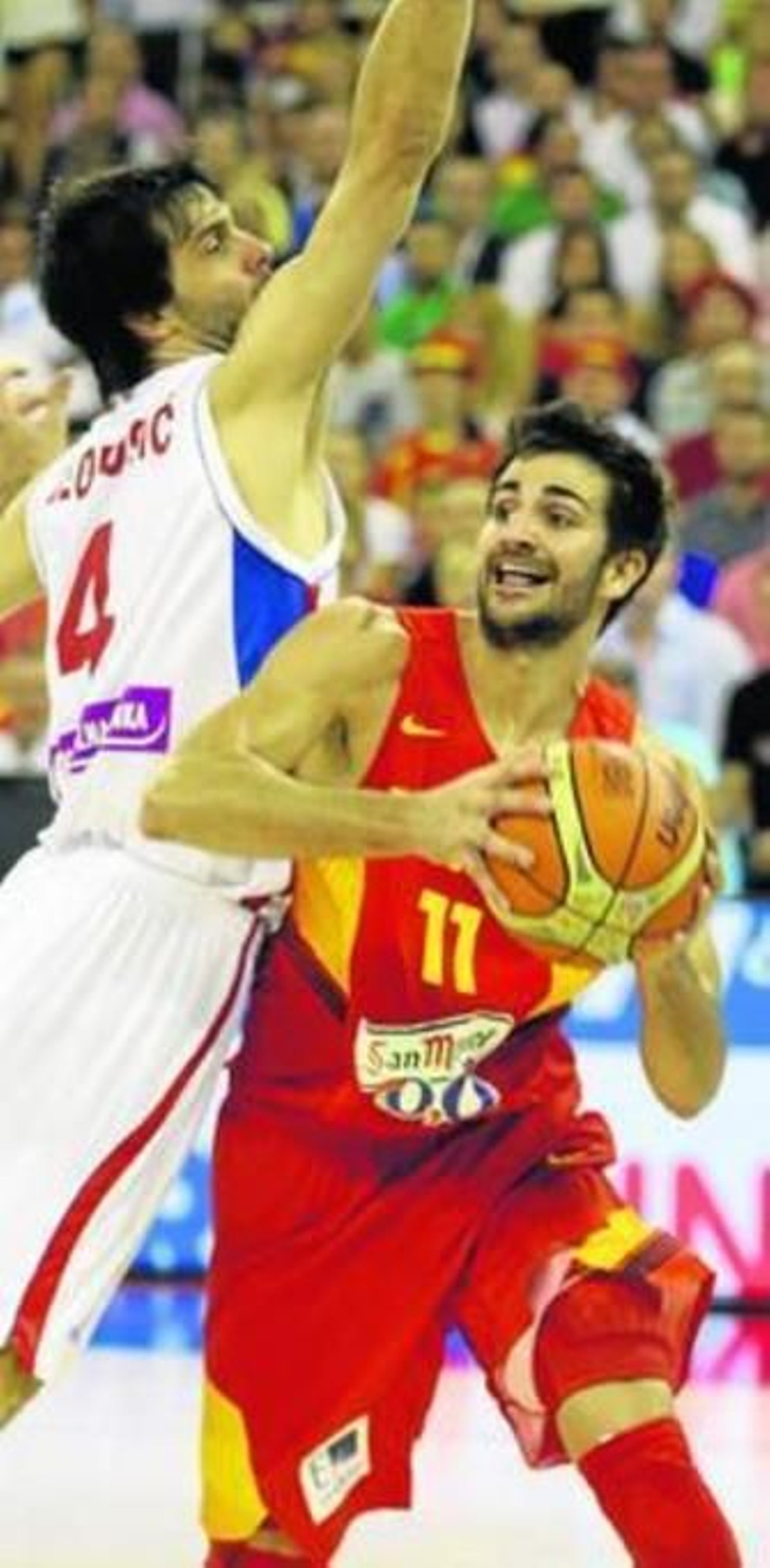 Ricky Rubio penetra a canasta y supera al base serbio Milos Teodosic.