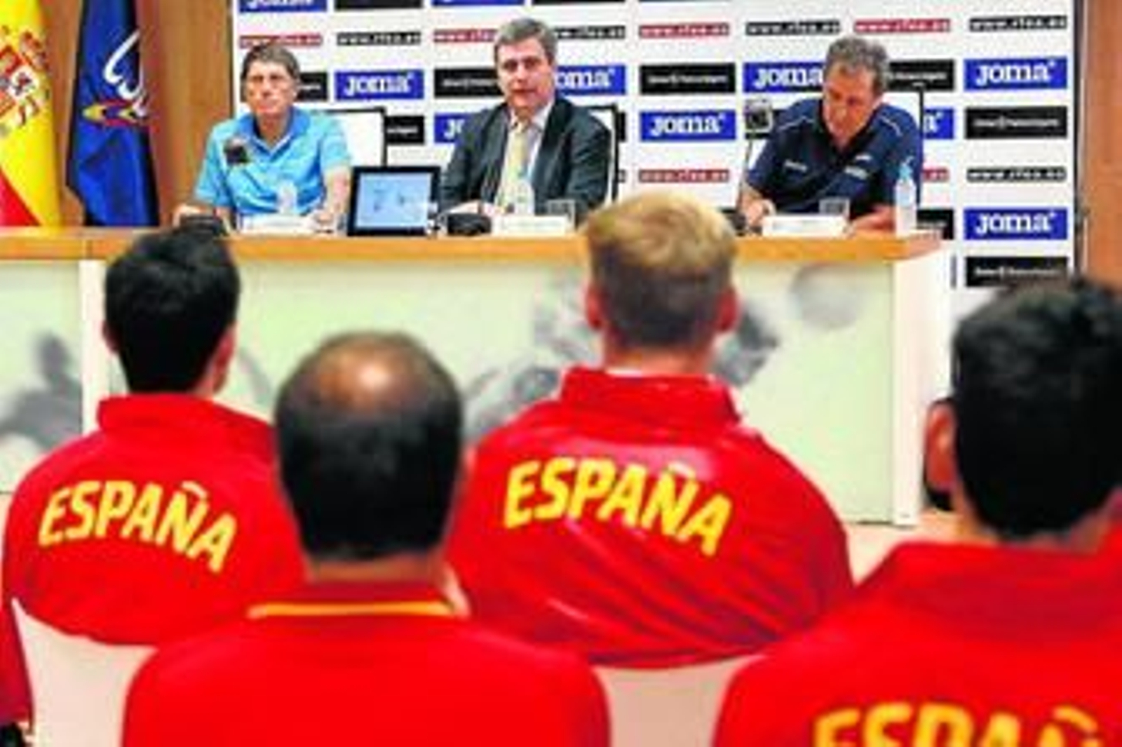 Cardenal, escoltado por Odriozola y Cid, habla en presencia de algunos atletas elegidos para el Europeo. Cardenal, escoltado por Odriozola y Cid, habla en presencia de algunos atletas elegidos para el Europeo.