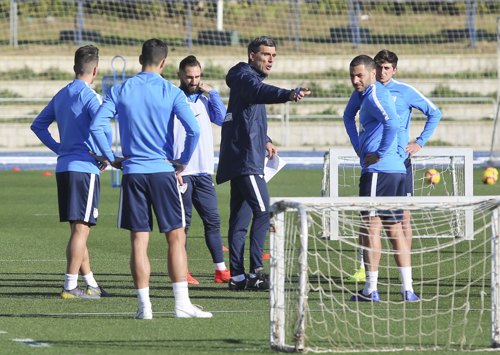 Muñiz da instrucciones a sus jugadores en el Ciudad de Málaga.