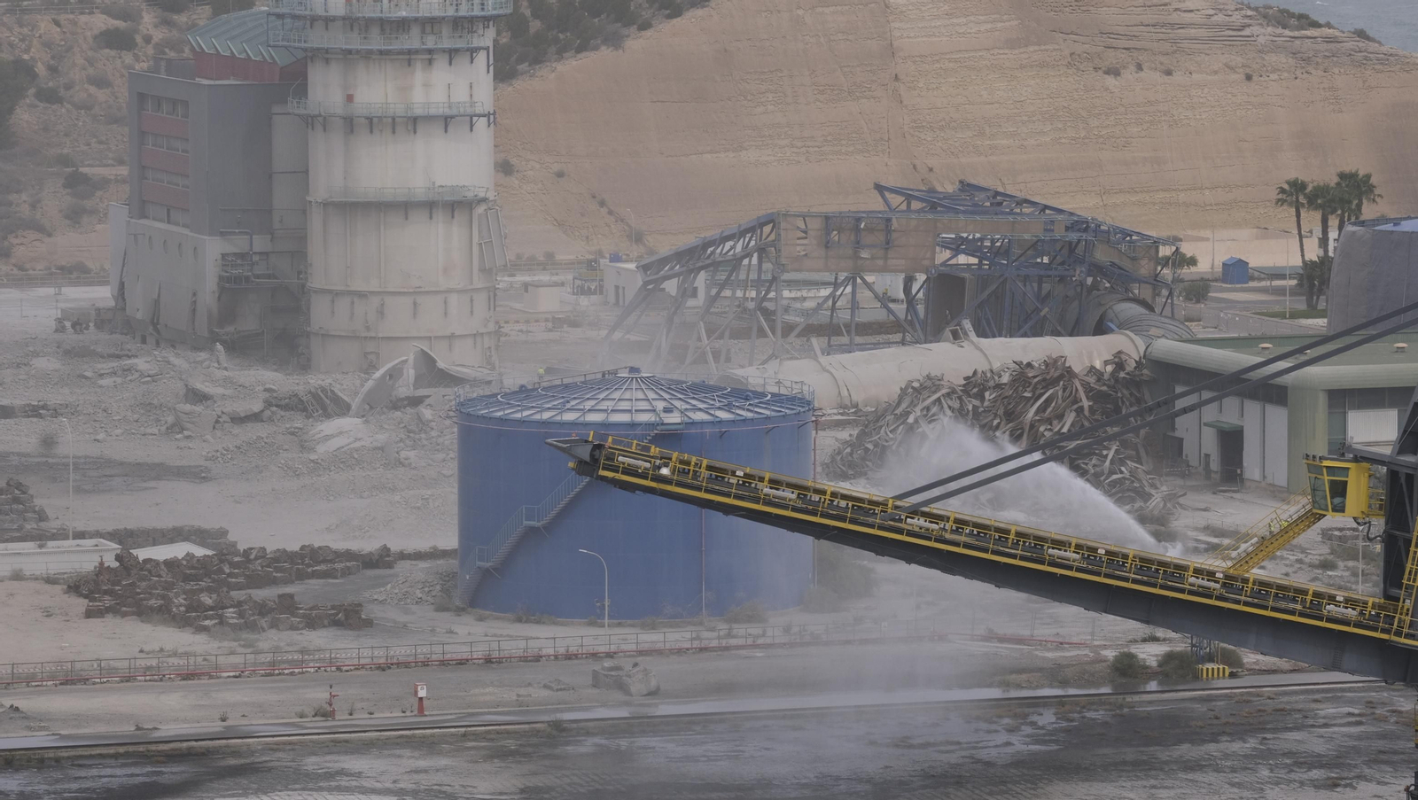 El derribo de la Torre Litoral de Endesa en Carboneras, en imágenes