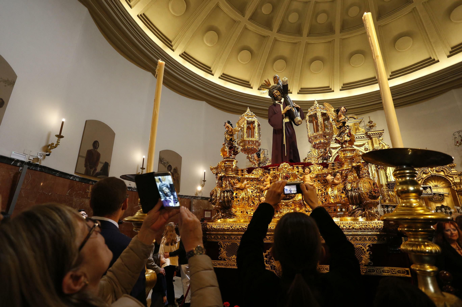 Colas en los templos a la espera de la Madrugá