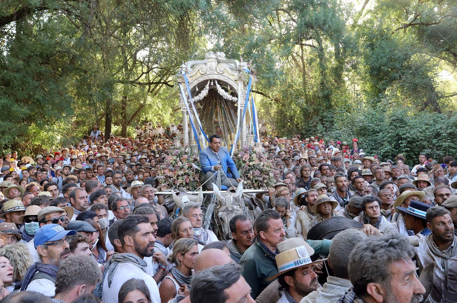 Imágenes de la Hermandad de Huelva a su paso por El Charco