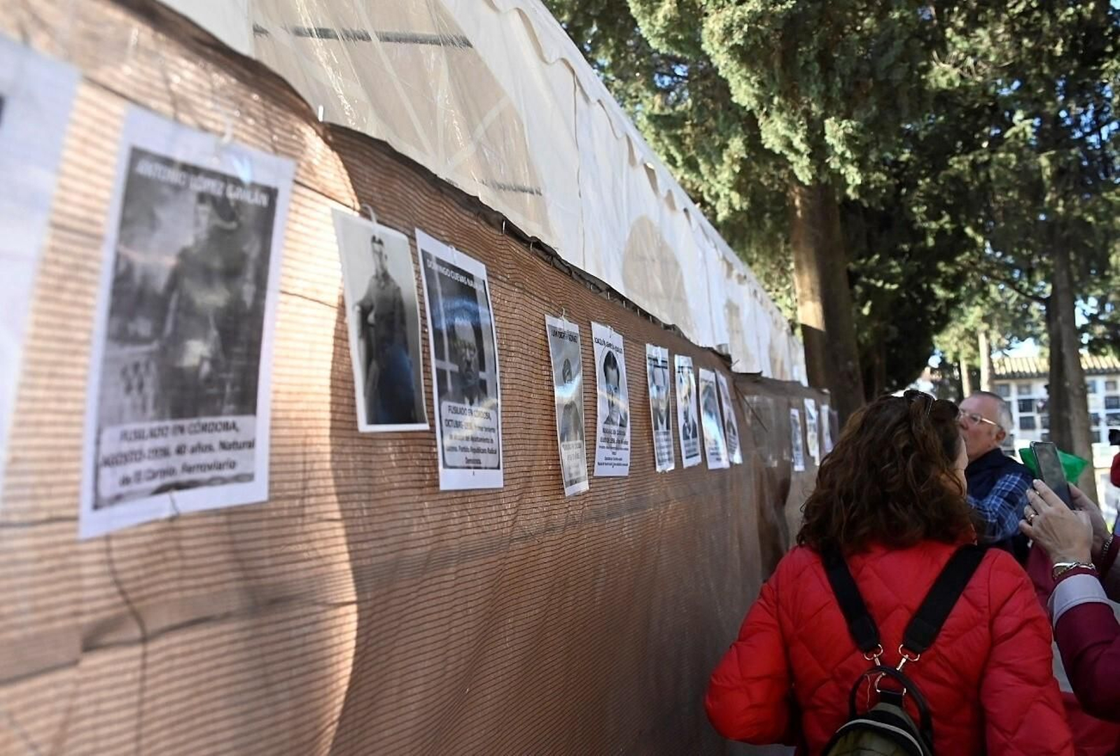 La plataforma Comisión de la Verdad recuerda a las víctimas del franquismo con un acto en el cementerio de la Salud, en imágenes