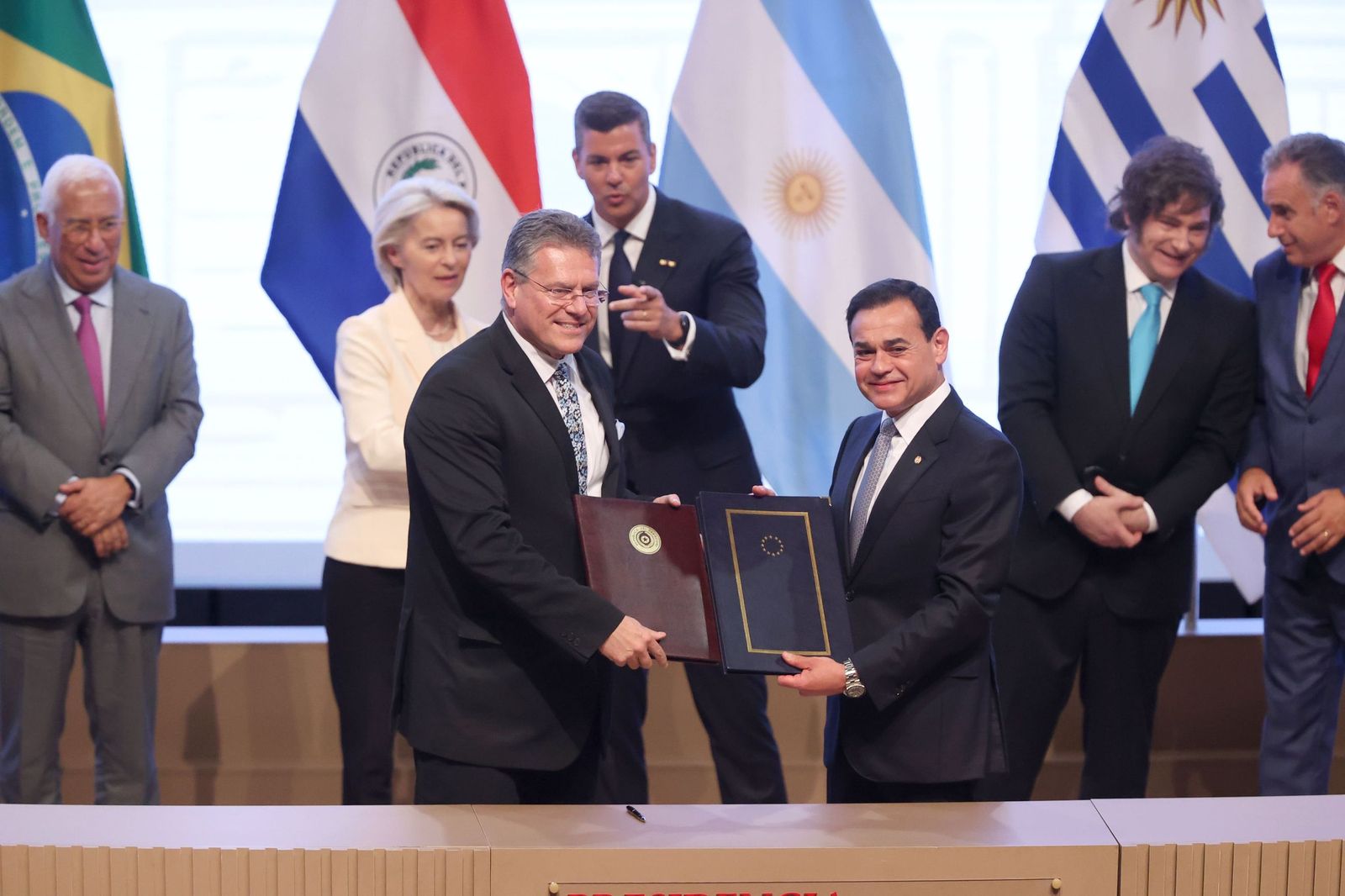 El comisario de Comercio europeo Maroš Šefčovič y el ministro de Exteriores de Paraguay, Rubén Ramírez.